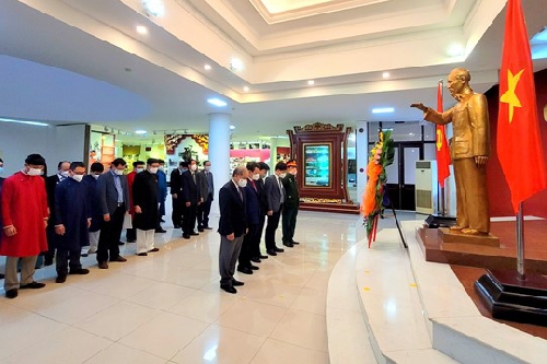 Đón nhận bằng xếp hạng Di tích quốc gia đặc biệt Hệ thống di tích lưu niệm Chủ tịch Hồ Chí Minh tại Thừa Thiên Huế.