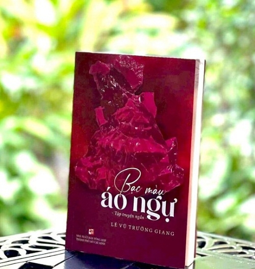 Tác phẩm " Bạc màu áo ngự" của Nhà văn  Lê Vũ Trường Giang đạt giải  thưởng Tác giả trẻ năm 2022 của Hội Nhà văn Việt Nam.
