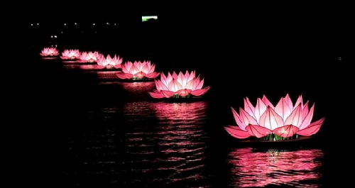 Thắp sáng 7 hoa sen trên sông Hương cầu quốc thái dân an.