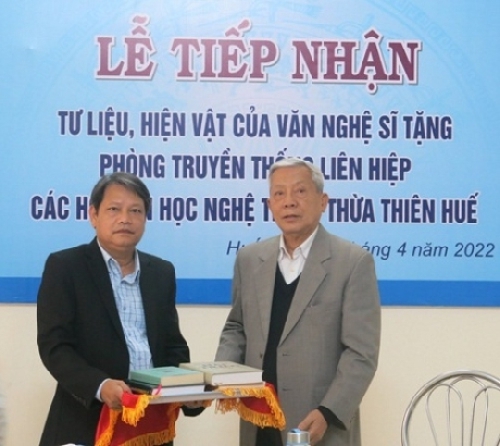  Liên hiệp Hội VHNT Thừa Thiên Huế tiếp nhận tư liệu, hiện vật cho phòng truyền thống