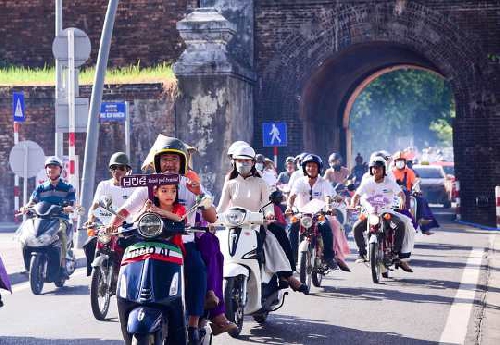 Diễu hành xe máy cổ hưởng ứng kỷ niệm 62 năm Ngày thành lập ngành Du lịch Việt Nam