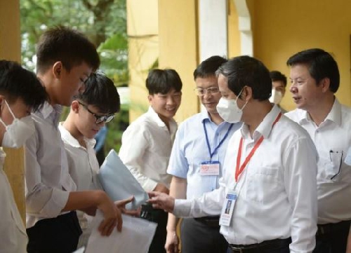 Bộ trưởng Bộ Giáo dục và Đào tạo Nguyễn Kim Sơn kiểm tra công tác tổ chức thi tốt nghiệp THPT tại tỉnh Thừa Thiên Huế  