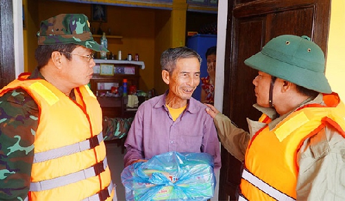 Chủ tịch UBND tỉnh Nguyễn Văn Phương thăm hỏi, động viên người dân bị chia cắt do lũ tại Quảng Điền