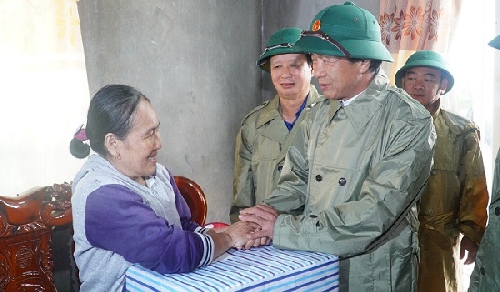 Phó thủ tướng Lê Văn Thành thăm, tặng quà người dân ở rốn lũ Thừa Thiên 