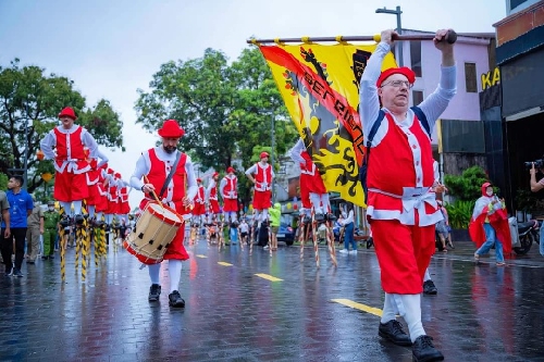  Đoàn nghệ thuật cà kheo thành phố Namur - Bỉ biểu diễn tại Lễ hội đường phố
