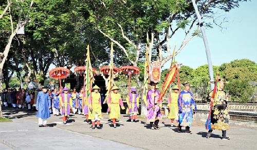 Rước đoàn và dâng hương tri ân Vũ Vương Nguyễn Phúc Khoát