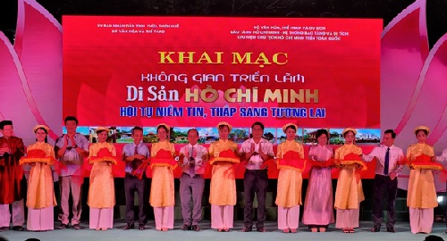 Khai mạc triển lãm “Di sản Hồ Chí Minh - Hội tụ niềm tin, thắp sáng tương lai”.