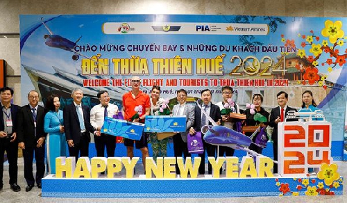 Đón khách du lịch đầu tiên đến Thừa Thiên Huế bằng đường hàng không năm 2024