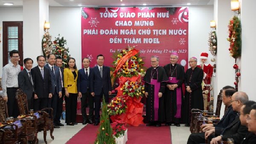 Chủ tịch nước Võ Văn Thưởng chúc mừng Giáng sinh Tổng Giáo phận Huế