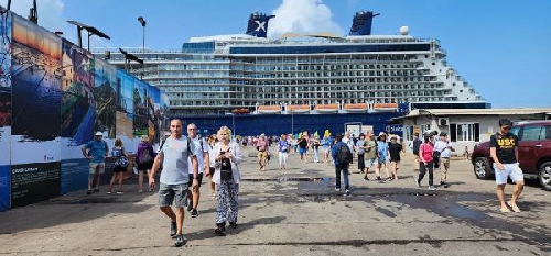 Gần 3 nghìn khách du lịch trên chuyến tàu du lịch quốc tế CELEBRITY SOLSTICE cập cảng Chân Mây