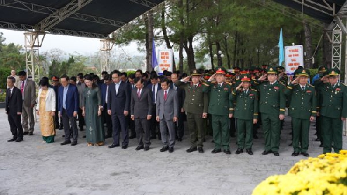 Lãnh đạo thành phố dâng hoa, dâng hương nhân kỷ niệm 95 năm Ngày thành lập Đảng Cộng sản Việt Nam (3/2/1930 - 3/2/2025).