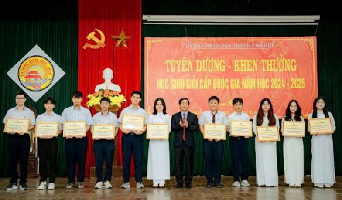 Tuyên dương học sinh đạt giải học sinh giỏi quốc gia năm học 2024-2025