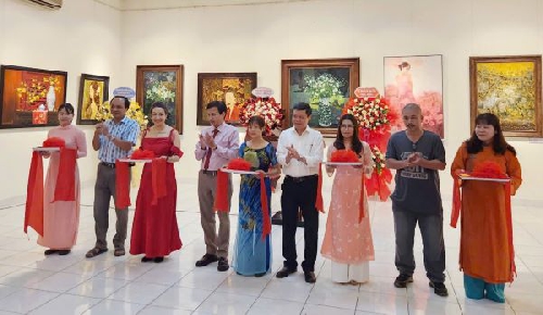 Khai mạc triển lãm "Hội ngộ tháng 5"