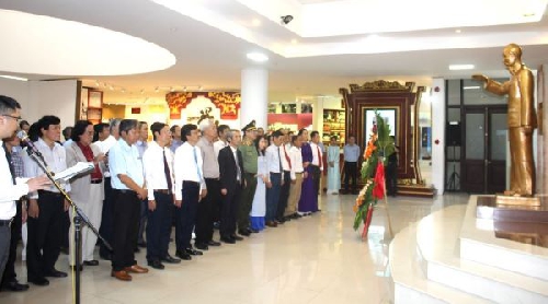 Dâng hoa tưởng nhớ Chủ tịch Hồ Chí Minh và khai mạc triển lãm “Báo chí Huế trong dòng chảy Báo chí cách mạng Việt Nam”