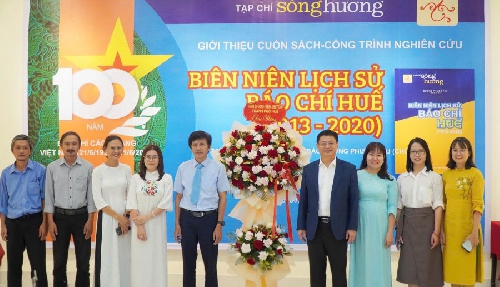Lãnh đạo thành phố Huế thăm và chúc mừng Tạp chí Sông Hương nhân kỷ niệm 100 năm Ngày Báo chí cách mạng Việt Nam.