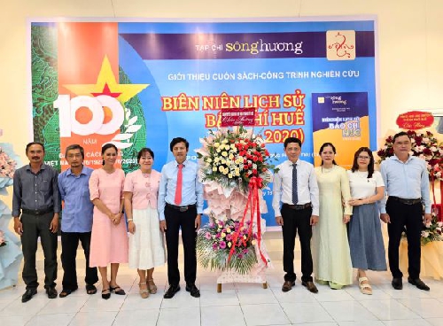 Ban Tuyên giáo và Dân vận Thành ủy Huế thăm và chúc mừng Tạp chí Sông Hương nhân ngày Báo chí Cách mạng Việt Nam