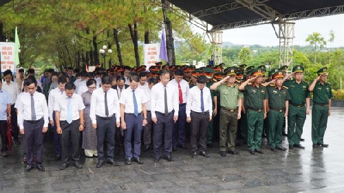 Lãnh đạo thành phố Huế dâng hoa, dâng hương tại nghĩa trang liệt sĩ nhân kỷ niệm 78 năm ngày Thương binh – Liệt sĩ (27/7/1947 – 27/7/2025).