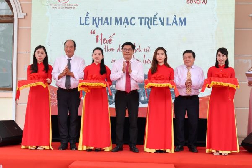 Triển lãm “Huế theo dòng lịch sử qua tài liệu lưu trữ”