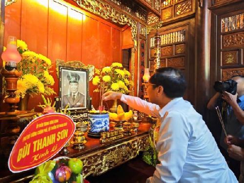 Phó Thủ tướng Chính phủ Bùi Thanh Sơn dâng hương tưởng niệm Đại tướng Lê Đức Anh