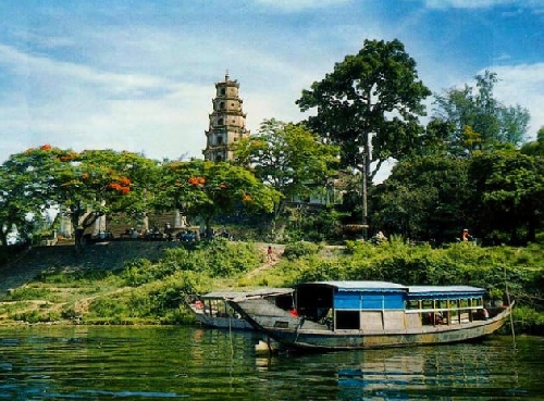 Chuyện tình trên bến sông Hương