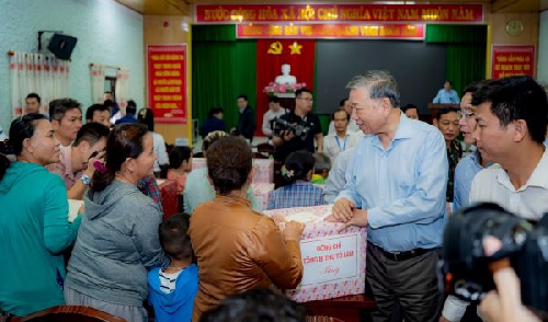 Tổng Bí thư Tô Lâm thăm, tặng quà người dân vùng rốn lũ ở Huế