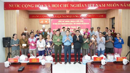 Tiếp nhận hỗ trợ người dân bị ảnh hưởng mưa lũ