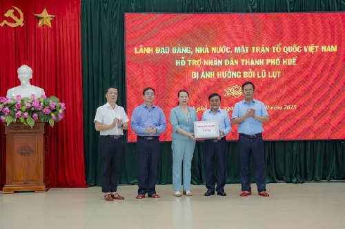 Thường trực Ban Bí thư Trần Cẩm Tú thăm, tặng quà hỗ trợ mưa lũ tại Huế
