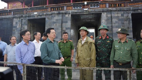 Phó Thủ tướng Chính phủ Mai Văn Chính kiểm tra công tác khắc phục mưa lũ tại khu vực Ngọ Môn – Đại Nội Huế.