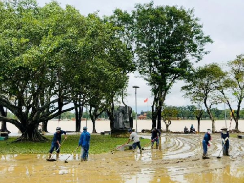 Tổng vệ sinh môi trường sau lũ lụt gắn với phong trào “Ngày Chủ nhật xanh”