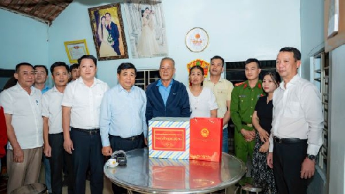 Phó Thủ tướng Chính phủ Nguyễn Chí Dũng thăm, động viên các hộ dân bị ảnh hưởng mưa lũ tại thành phố Huế