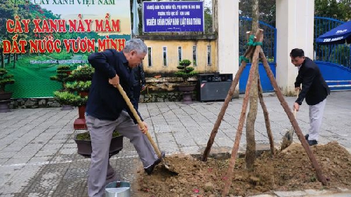 Thành phố Huế ra quân trồng cây hưởng ứng ngày Cây Xanh Việt Nam - triển khai số hóa cây xanh đô thị