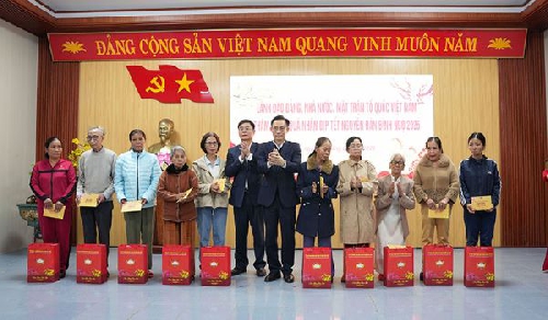 Ủy viên Bộ chính trị, Bộ trưởng Bộ Ngoại giao Lê Hoài Trung trao quà cho người dân Thuỷ Xuân dịp Tết nguyên đán Bính Ngọ 2026