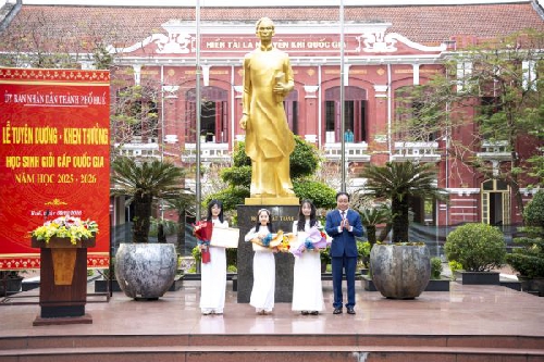 Tuyên dương khen thưởng học sinh đạt giải Kỳ thi chọn học sinh giỏi quốc gia năm học 2025-2026