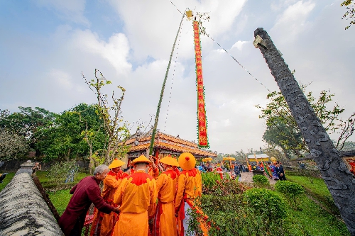 Hoàng cung Huế dựng nêu mừng năm mới Bính Ngọ 2026