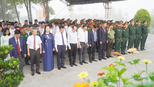 Lãnh đạo thành phố Huế dâng hoa, dâng hương tưởng niệm các anh hùng liệt sĩ