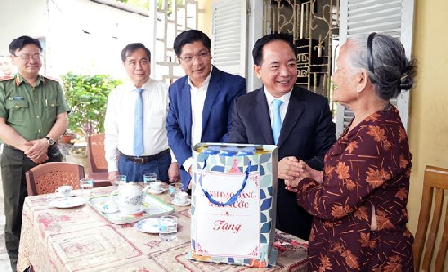 Trưởng Ban Tuyên giáo và Dân vận Trung ương Trịnh Văn Quyết thăm, tặng quà gia đình chính sách tại thành phố Huế