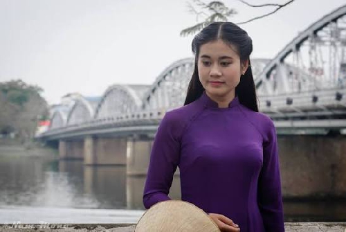 Áo dài tím Huế