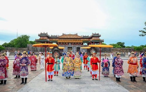 Gần 1.000 người tham gia  "Việt Phong hội tụ - Bách Hoa Bộ Hành" 