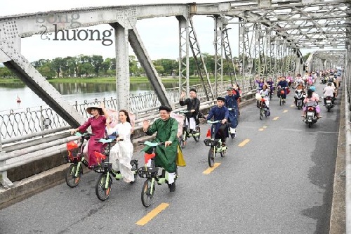 "Áo dài qua phố" lan tỏa thông điệp du lịch xanh tại Huế