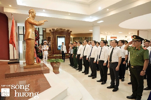 Thành phố Huế dâng hoa lên Chủ tịch Hồ Chí Minh và khai mạc triển lãm chuyên đề “Chủ tịch Hồ Chí Minh với những mốc lịch sử năm 1946”