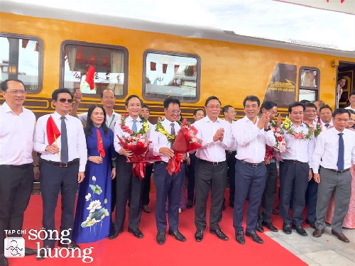 Đoàn tàu du lịch mang tên “Cố đô Huế - Phong Nha: Hành trình di sản thế giới” chính thức khai trương