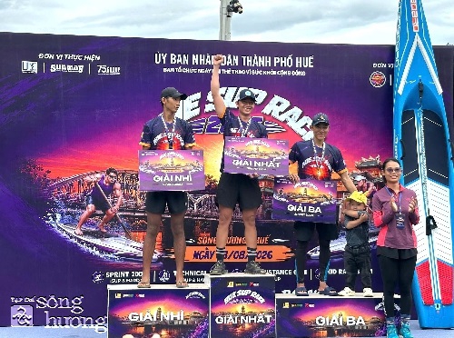 Sôi động giải đấu Hue SUP Race 2026 trên sông Hương
