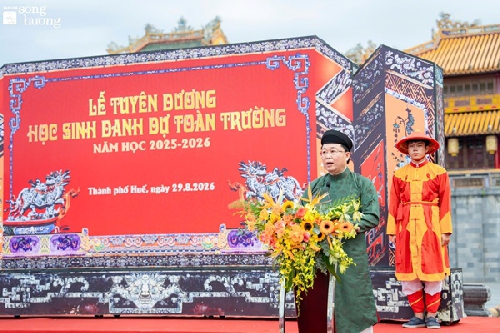 Tuyên dương học sinh danh dự toàn trường tại Lễ Truyền Lô
