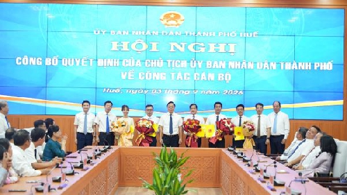 UBND thành phố Huế công bố các quyết định về công tác cán bộ
