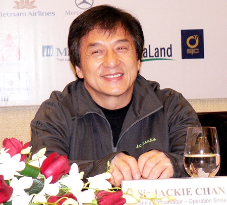 Jackie Chan - Thành Long đến Việt Nam để đồng hành với nụ cười trẻ thơ