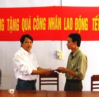 Tạp chí Sông Hương tặng quà cho CNVC- LĐ nhân dịp xuân về