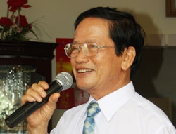 Vân Khanh, người ngâm thơ 45 năm