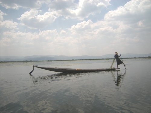 Myanmar: Thỏi nam châm kỳ lạ 