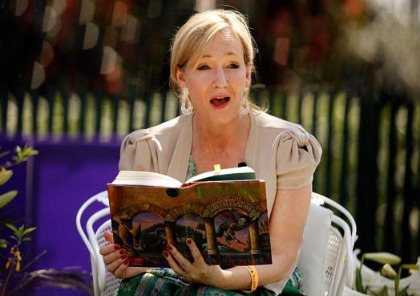 Rowling chi tiền triệu làm từ thiện