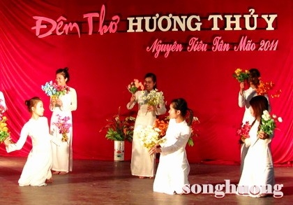 Đêm thơ Hương Thủy